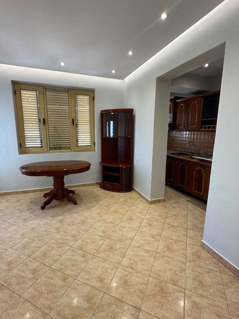 Salloni pas pastrimit – Pastrim pas ndërtimit – apartament, Fier