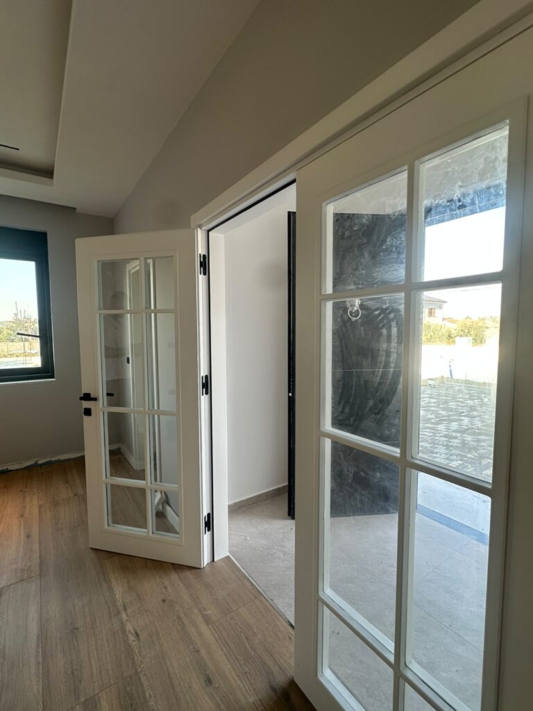 Derë xhami para pastrimit – Pastrim pas ndërtimit – vilë, Fier
