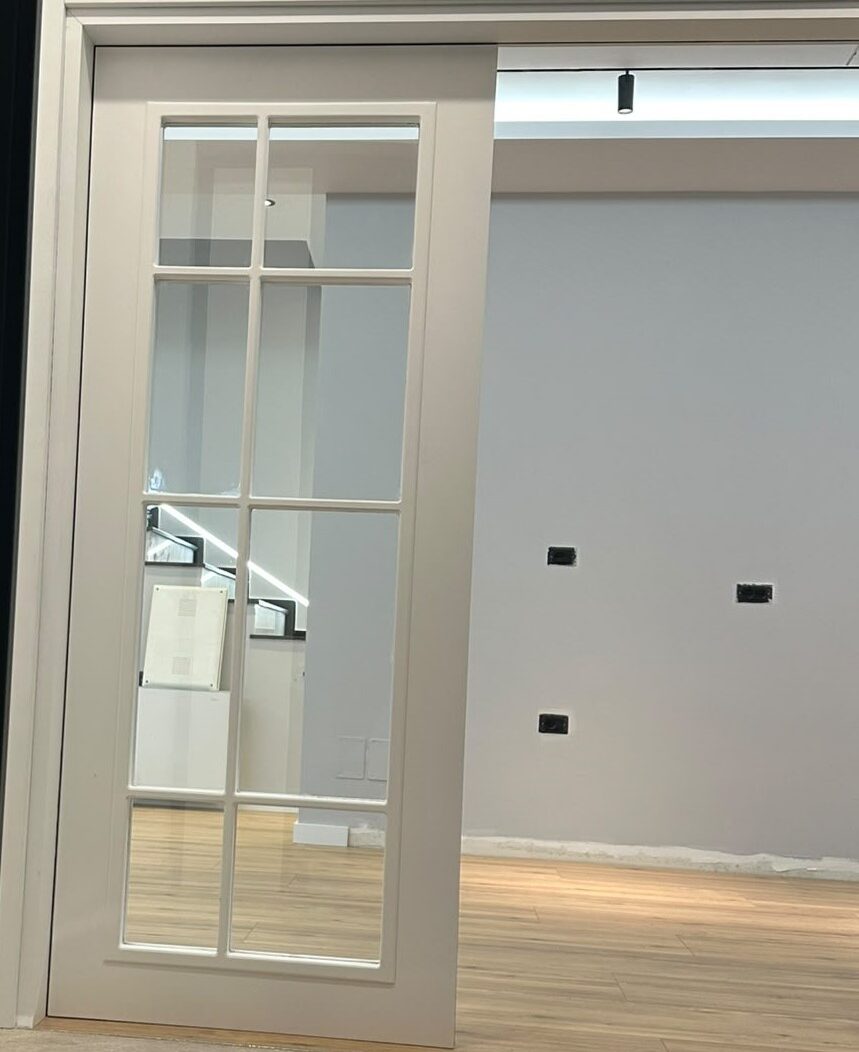 Derë xhami pas pastrimit – Pastrim shtëpish / apartamentesh · Pastrim i thellë · Pastrim pas ndërtimit – Fier – CrystalClean