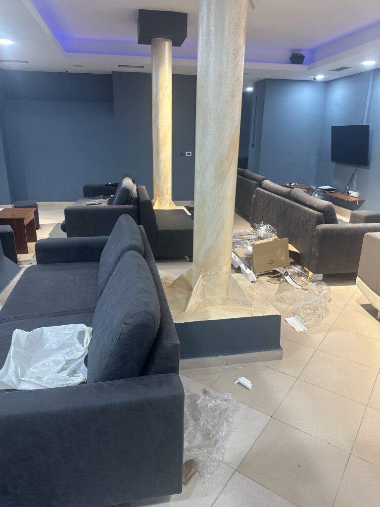 Para pastrimit – Pastrim divanesh në sallë lojërash, Fier