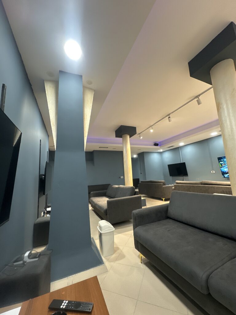 Përgatitja e ambientit të punës – Pas pastrimit – Pastrim divanesh në sallë lojërash, Fier