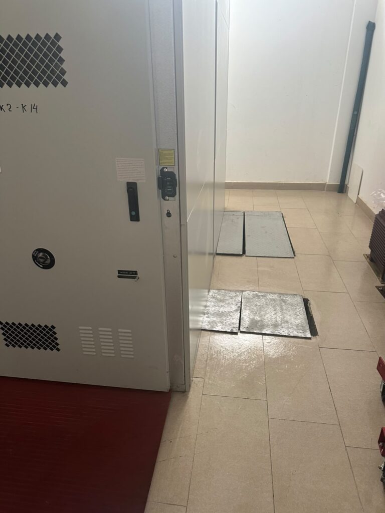 Pas pastrimit. – Pastrim i zyrave të nënstacionit elektrik pas nje zjarri., Ballsh