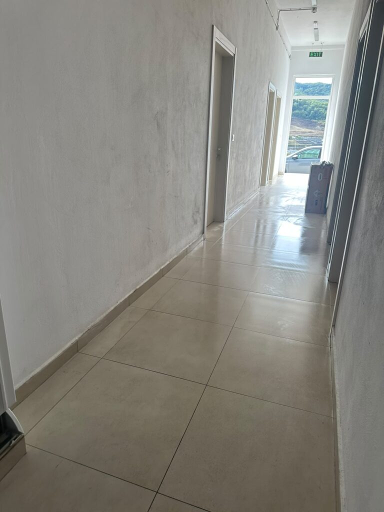 Korridori pas pastrimit. – Pastrim i zyrave të nënstacionit elektrik pas nje zjarri., Ballsh