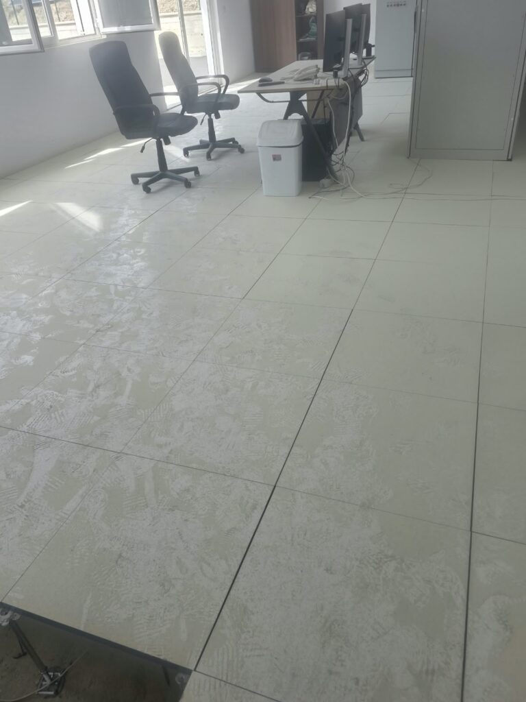 Zyra para pastrimit. – Pastrim i zyrave të nënstacionit elektrik pas nje zjarri., Ballsh