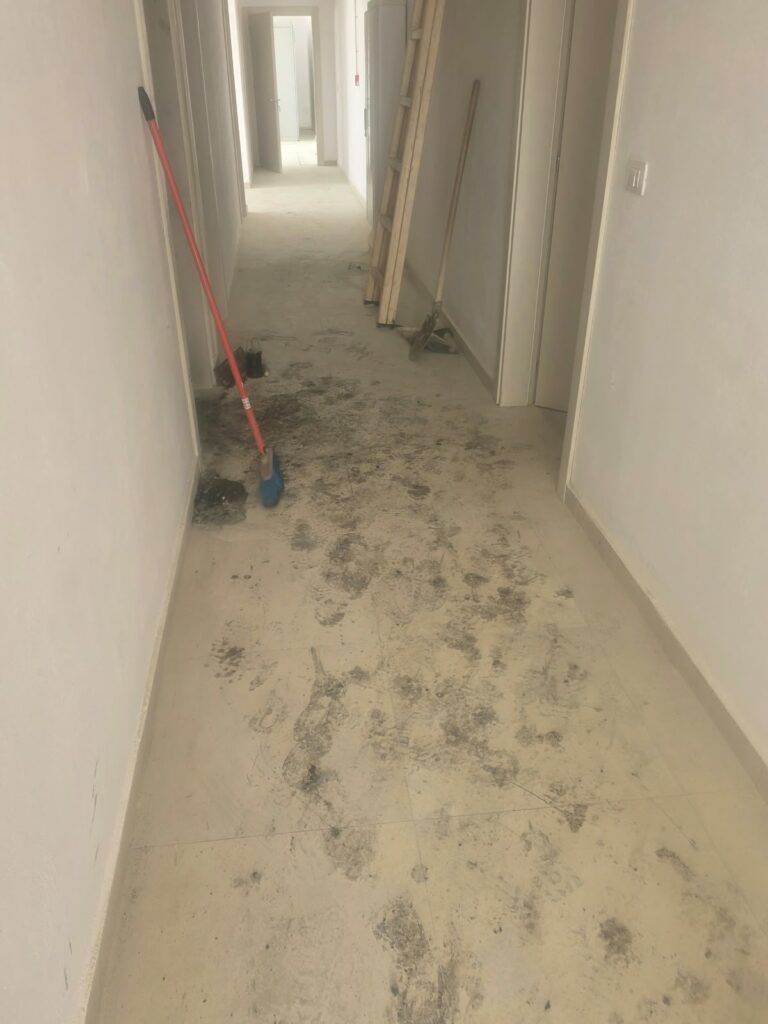 Korridori para pastrimit. – Pastrim i zyrave të nënstacionit elektrik pas nje zjarri., Ballsh