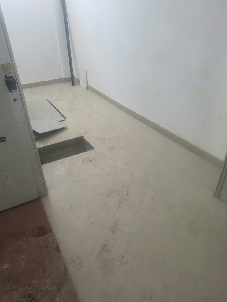 Para Pastrimit. – Pastrim i zyrave të nënstacionit elektrik pas nje zjarri., Ballsh